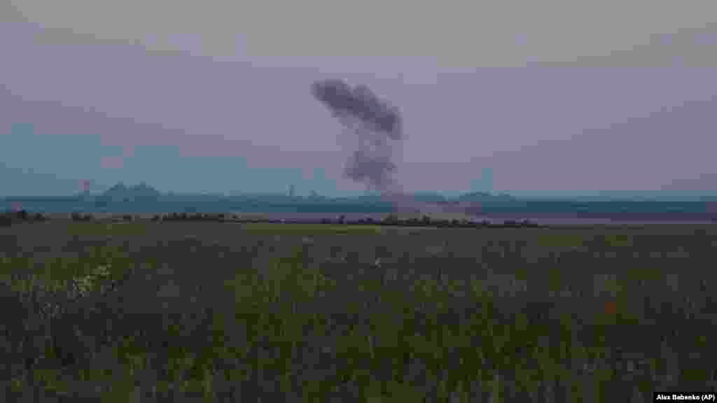 În depărtare, fumul bombardamentelor rusești în apropierea frontului de lângă Bahmut. Forțele rusești au trecut la ofensivă de-a lungul unor secțiuni ale frontului de est, a declarat Maliar. „Înaintăm în zona Bahmut, în timp ce inamicul continuă să atace în direcția Liman, Avdiivka și Mariinka", a declarat ea