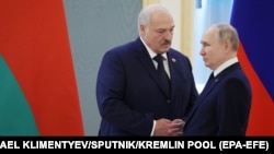 Președintele rus Vladimir Putin (dreapta) și Alyaksandr Lukașenka își strâng mâinile în timpul unei întâlniri la Kremlinul din Moscova, în aprilie.