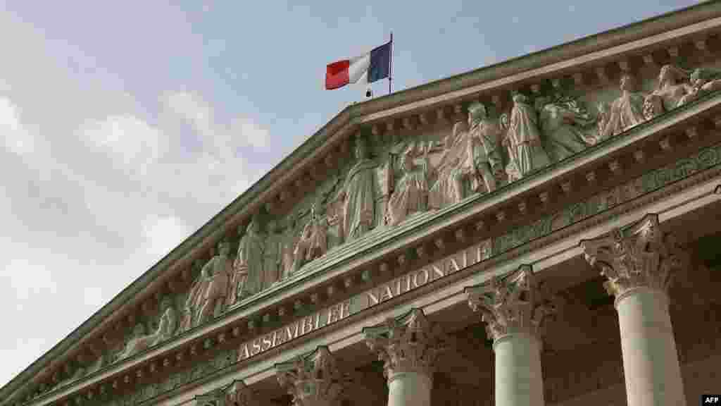 Trikolór a párizsi A Bourbon-palotán, ahol a francia Nemzetgyűlés ülésezik. Elemzők szerint Emmanuel Macron francia elnök politikai pályafutása legnagyobb kockázatát vállalta azzal, hogy a szélsőjobboldal térnyerése elleni küzdelem érdekében előrehozott parlamenti választásokat írt ki. Franciaország június 30-án járul az urnákhoz, hogy új Nemzetgyűlésről szavazzon, a második forduló július 7-én lesz