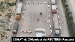 Камиони со хуманитарна помош чекаат на проверка на преминот „Керем Шалом“ меѓу Израел и Газа, 12 декември 2023 г.