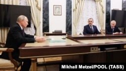 Президент РФ Володимир Путін на зустрічі з ексначальником штабу угруповання «Вагнер» Андрієм Трошевим (праворуч) і заступником міністра оборони Росії Юнус-Беком Євкуровим (посередині). Москва, 28 вересня 2023 року