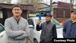 Қамаудан шыққан тәуелсіз журналист Думан Мұхаммедкәрімді (сол жақта) белсенділер мен жақтастарының абақты алдынан алдынан күтіп алған сәті. Алматы облысы, 15 сәуір 2023 жыл. Сурет авторы – Тоқмолда Құсайынов.