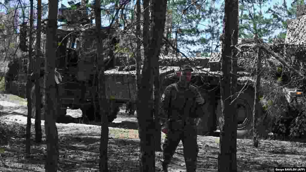 A 45. tüzérdandár katonái egy erdőben várják a parancsot. Háttérben egy Archer önjáró löveg, amelyet a svéd BAE Systems Bofors fejleszt és gyárt. A szerkezet a legjobb automata ágyúnak számít a világon, többek között azért, mert 7,5 másodpercenként képes leadni egy lövést