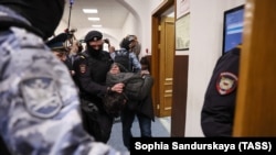 Російські слідчі стверджують, що обвинувачені в скоєнні теракту нібито мали прибути до Києва «для отримання обіцяної їм винагороди». На фото - один з обвинувачених у теракті на концертну залу під Москвою 