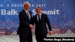 Albanian Prime Minister Edi Rama and EU Enlargement Commissioner Oliver Varhelyi (file photo)