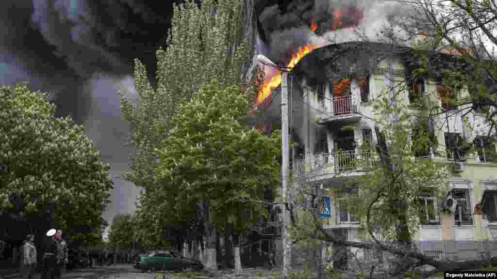Lángoló rendőrségi épület Mariupol központjában május 9-én. A tűz azt követően ütött ki, hogy ukrán csapatok támadást indítottak az intézmény ellen. Az akció körülményei máig nem tisztázottak. Aznap több ember meghalt a harcokban
