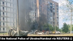 Mașini incendiate de atacurile rusești din orașul Pervomaiski, regiunea Harkov, Ucraina, 4 iulie.