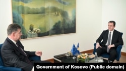 Kryeministri i Kosovës, Albin Kurti, dhe i dërguari i BE-së, Mirosllav Lajçak, gjatë një takimi në Qeverinë e Kosovës. Fotografi nga arkivi.
