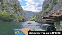 Turistët duke shijuar pamjet dhe tingujt përgjatë Kanionit të Matkës.