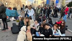 Студенти блокираат една од најфреквентните раскрсници и улици во Белград