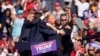Donald Trump duke u larguar nga skena nga agjentët e Shërbimit Sekret. 13 korrik 2024. 