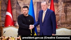 Zelenski (lijevo) i Erdogan na pres-konferenciji u Istanbulu, Turska, 8. marta 2024.