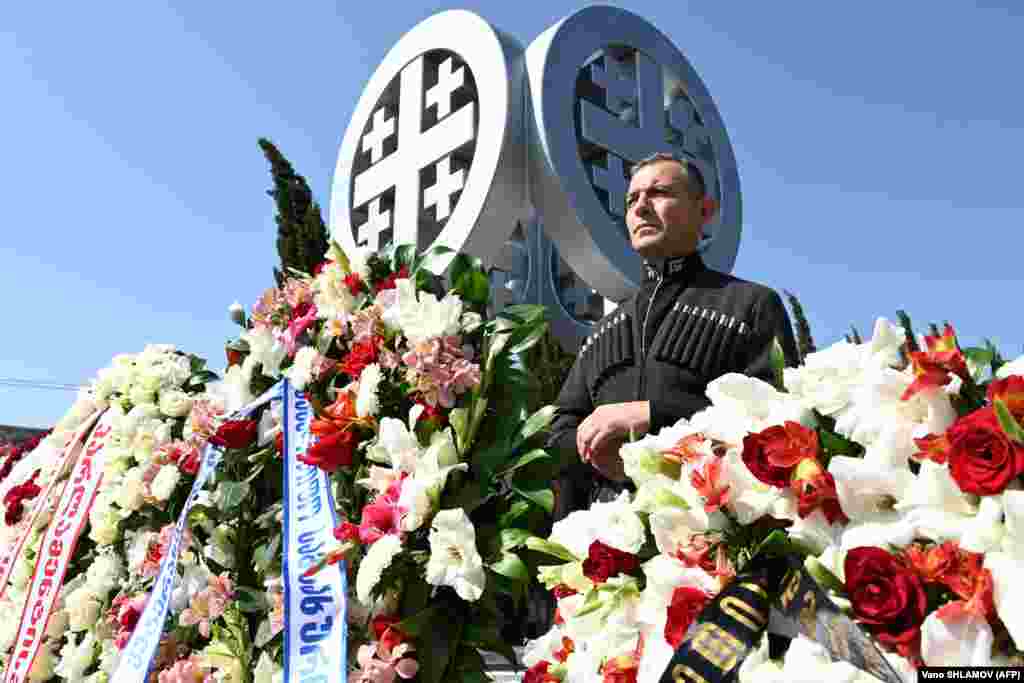 Gruzijska počasna garda prisustvuje memorijalnoj ceremoniji na groblju u Tbilisiju 8. augusta za gruzijske vojnike poginule tokom rata s Rusijom 2008. godine, prije 15 godina.