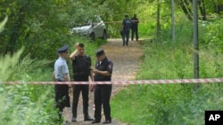 Поліція та слідчі стоять біля уламків безпілотника, збитого у Москві, Росія, у п’ятницю, 11 серпня 2023 року. Фото ілюстративне