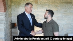 Președintele român Klaus Iohannis (stânga) și președintele ucrainean Volodimir Zelenski, la Summitul Comunității Politice Europene din Republica Moldova, 1 iunie 2023