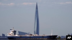 Un petrolier navighează în Golful Finlandei pe lângă zgârie-norii Lakhta Center, sediul monopolului rusesc de gaze Gazprom din Sankt Petersburg.