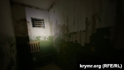 Одна з підвальних камер в Херсонському управлінні поліції, де окупаційна влада утримувала людей