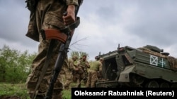 За даними штабу, на Куп’янському напрямку російські сили за підтримки бронетехніки намагаються атакувати позиції ЗСУ на напрямку Крохмальне – Берестове