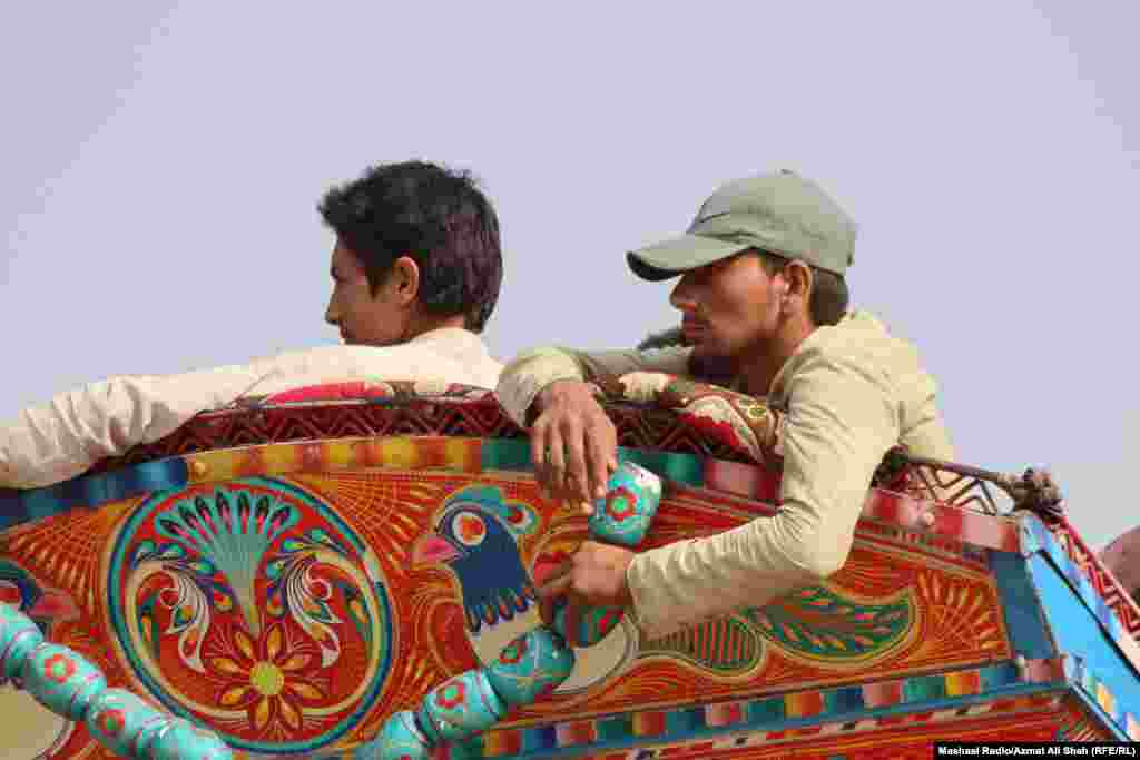 Një kamion tjetër duke shkuar për në Afganistan Fushata e dëbimit është kritikuar gjerësisht nga agjencitë e OKB-së, grupet e të drejtave të njeriut dhe administrata e udhëhequr nga talibanët në Afganistan. Me miliona afganë që tashmë jetojnë mes pasigurisë ushqimore, situata humanitare edhe ashtu e rëndë, mund të përkeqësohet me ardhjen e afganëve të varfër nga Pakistani.