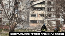 Echipele de salvatori prezenți după ce o clădire de apartamente a fost lovită de rachetele rusești în Zaporojie, Ucraina, pe 22 martie.