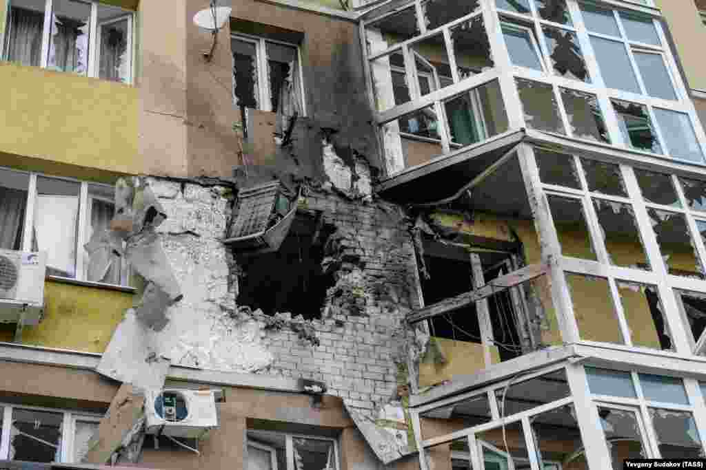 Mjesto udara očiglednog drona kamikaze koji je 9. juna udario u stambeni blok u Voronježu. Tri osobe su lakše ranjene krhotinama stakla u eksploziji. Regija Voronjež dijelom graniči s Ukrajinom.
