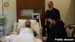 Рамзан Кадыров (справа) в Центральной клинической больнице, скриншот видео из телеграм-канала главы Чечни 