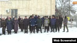 Ереуілшілердің туыстары әкімдік алдында наразылық жасап тұр. Маңғыстау облысы, 16 желтоқсан 2023