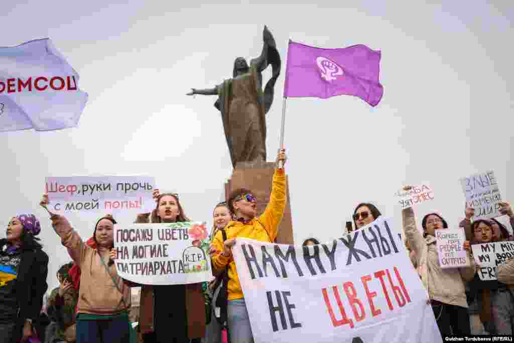 Маршка болжол менен беш жүздөй адам катышты. Жаштар колуна аялдардын эркиндигин, билим алып, өзү каалагандай татыктуу жашоосун, аларды зордук-зомбулуктан коргоону камсыз кылууну талап кылган жазууларды кармап чыгышты. 