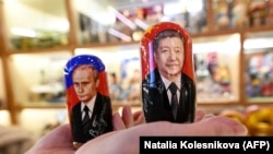 Kukullat ruse babushka me figurat e presidentit rus Vladimir Putin (majtas) dhe Xi Jinping (djathtas)