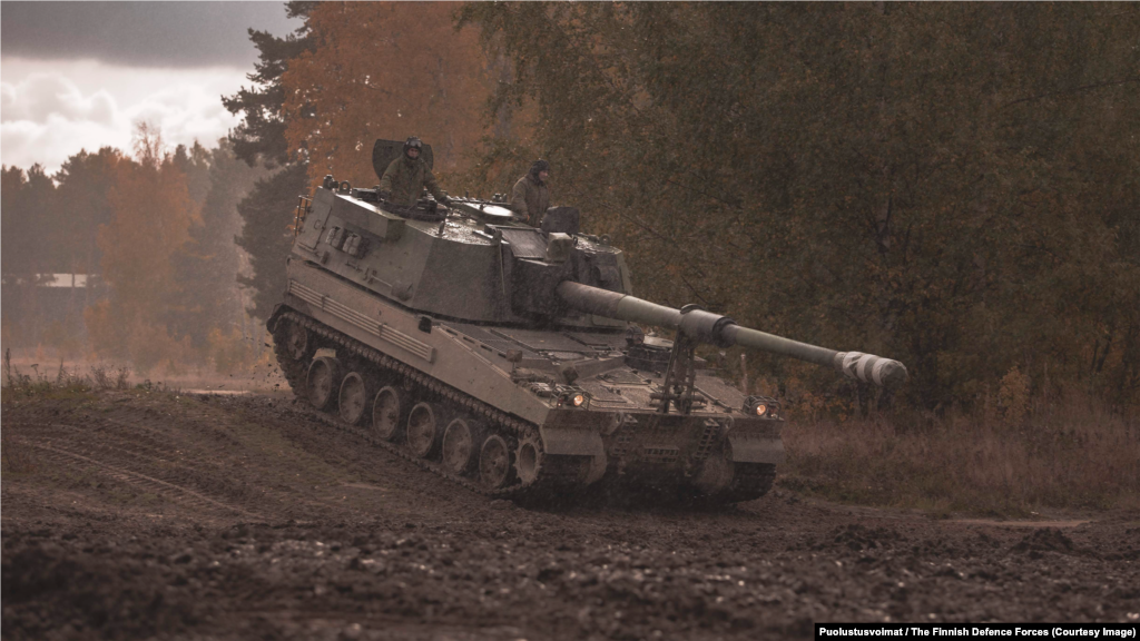 155 бронированных гаубиц PSH K9 FIN 155-миллиметровая самоходная гаубица, которую южнокорейский производитель называет K9 Thunder, способна одновременно выпускать по три снаряда. Это достигается за счёт броска одного высокого петлевого снаряда и последующего выстреливания ещё двух по траекториям ниже и выше траектории первого выпущенного снаряда 