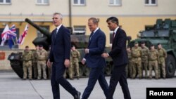 Єнс Столтенберґ (ліворуч), Дональд Туск (у центрі) і Ріші Сунак, Польща, 23 квітня