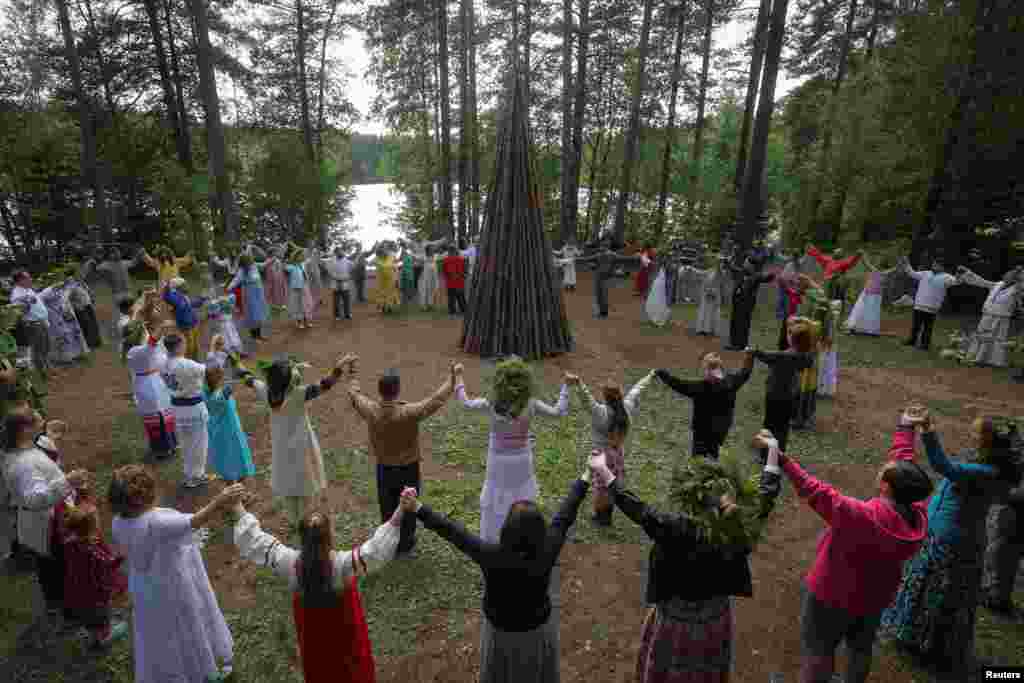 Ljudi prisustvuju festivalu Ivana Kupala, koji obilježava dan ljetnog solsticija, u Lenjingradskoj oblasti, Rusija, 20. juna 2024. 
