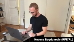 Andrej Hnyot belarusz újságíró és aktivista június 14-én bérelt belgrádi lakásában, ahol házi őrizetben van, amíg döntés nem születik esetleges kiadatásáról Belarusznak