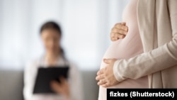 Priprema za porod, decembar 2023. Krupni plan žene koja čeka bebu na pregledu kod doktora u prenatalnom zdravstvenom centru prenatalne klinike.