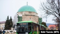 Új Volvo buszok állnak a pécsi Széchenyi téren az új autóbuszok átadásakor, 2014. február 14-én. Ettől a naptól 42 új busz szolgálta az utasokat a Tüke Busz Zrt. flottájában