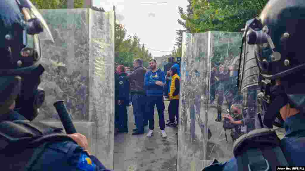 Serbët duke protestuar në Zveçan. 