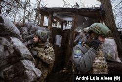 Maksym (djathtas) erdhi si vullnetar për të luftuar si pjesë e Batalionit të njohur si Aidar, pasi e fitoi përvojën e parë në luftë në vitin 2014.