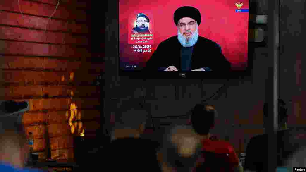 A Hezbollah vezetője, Szajjed Hasszán Naszrallah televíziós beszédét nézik egy bejrúti kávézóban 2024. augusztus 25-én. A Hezbollah rakéta- és dróncsapásai egy Tel-Aviv melletti hírszerző bázisra irányultak – mondta Naszrallah. Netanjáhú izraeli miniszterelnök azt mondta, hogy az összes drónt elfogták, amelyek az általa stratégiai fontosságúnak nevezett közép-izraeli helyszínt célozták