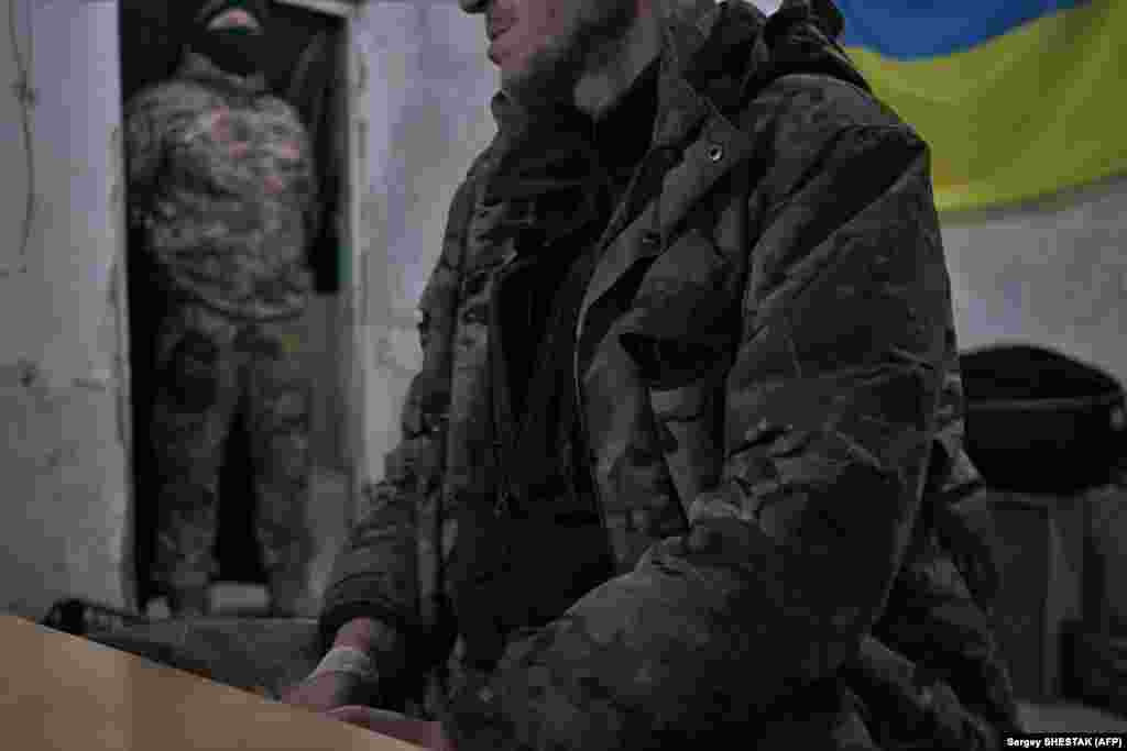 Një anëtar i grupit Wagner pret për t'u marrë në pyetje pasi u kap nga ushtarët ukrainas pranë Bahmutit. Themeluesi i Wagner-it, Yevgeny Prigozhin, e përshkroi situatën në Bahmut si "të vështirë, shumë të vështirë", më 10 mars. "Sa më shumë që i afrohemi qendrës së qytetit, aq më të vështira bëhen luftimet", tha ai.