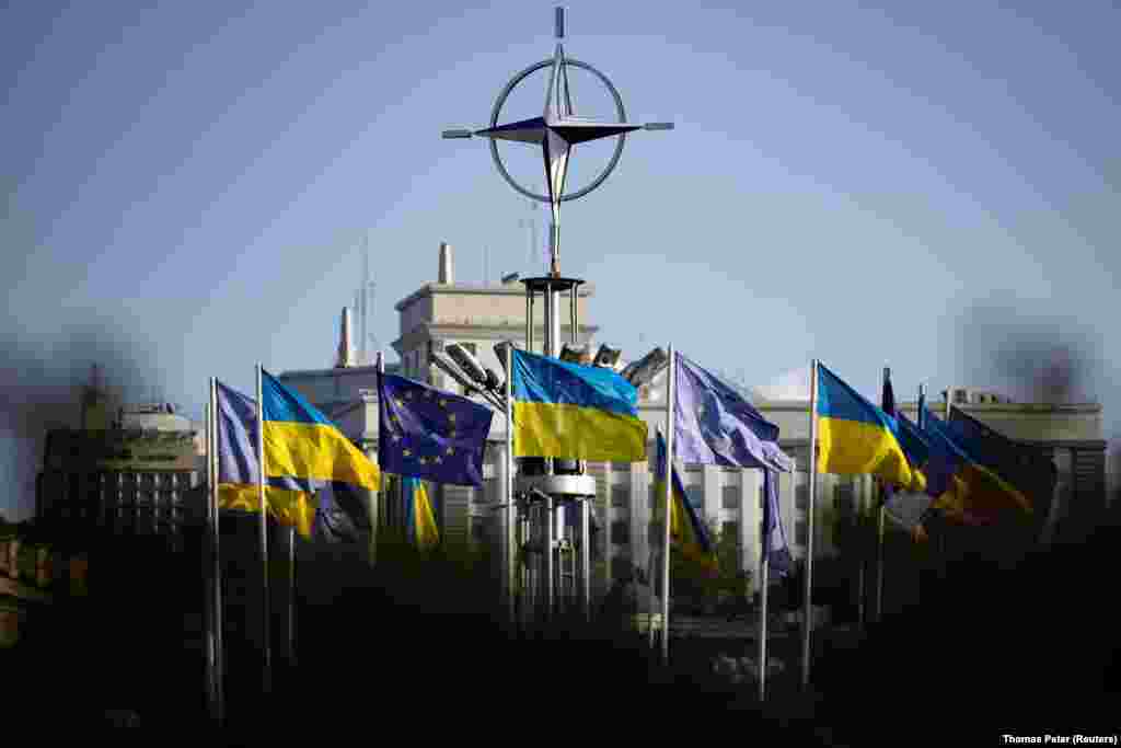 Прапори України та ЄС майорять у центрі Києва під час зустрічі міністрів закордонних справ Україна-ЄС. 2 жовтня 2023 року. Багато українців, які не беруть безпосередньої участі у війні, активно підтримують ЗСУ. За даними Фонду «Демократичні ініціативи» імені Ілька Кучеріва, близько 68% українців допомагають армії чи постраждалим від війни своїмволонтерством чи пожертвуваннями. 