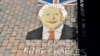 Un portret al regelui Charles al Marii Britanii din grâu, orez, semințe de floarea soarelui, porumb și linte, realizat de artistul kosovar Alkent Pozhegu, în Gjakova, Kosovo, 6 mai 2023.
