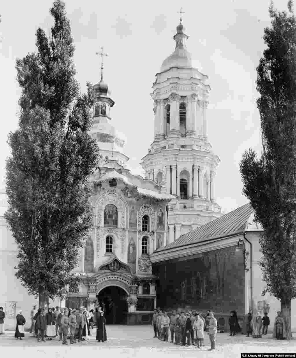 Главный вход в лавру, фото снято в 1918 году. Согласно православному преданию, вскоре после смерти Иисуса странствующий апостол Андрей указал на возвышенность на западном берегу Днепра, где сейчас стоит лавра, и сказал, что «благодать Божия воссияет на этих горах, здесь будет великий город» 