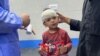 O fetiță palestiniană de 8 ani, rănită în cursul bombardamentelor israeliene, este îngrijită în cel mai mare spital din orașul Gaza, al-Shifa, care a rămas între timp fără electricitate, 8 noiembrie 2023