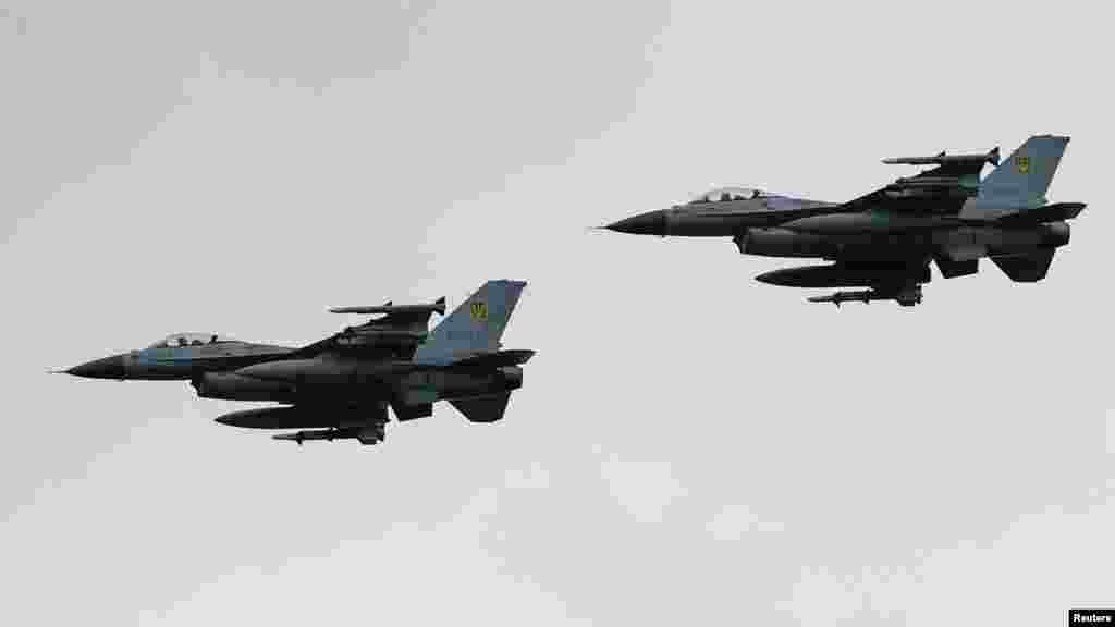 F–16-osok kötelékben. A program része volt az újonnan érkezett gépek bemutató repülése