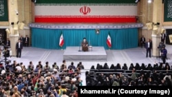 علی خامنهای از افرادی که نسبت به مشارکت در انتخابات، میلی نشان نمیدهند، خواست «قدری بیشتر فکر کنند».