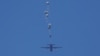 Parashuta me pako ndihmash humanitare u hodhën nga aeroplanët mbi qiellin e Gazës më 27 shkurt.&nbsp;&nbsp;