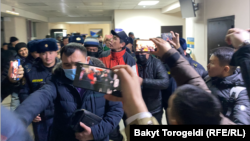 “Арча Медианын” журналисти Сайпидин Султаналиевди сот залына алып келатышат. 17-январь, 2024-жыл.