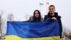 Богдан Єрмохін зі своєю сестрою Валерією у перший день після повернення до України з Росії, куди його насильно вивезли з окупованого Маріуполя, 19 листопада 2023 року