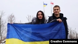 Богдан Єрмохін зі своєю сестрою Валерією після повернення до України з Росії, куди його неповнолітнім вивезли з окупованого Маріуполя