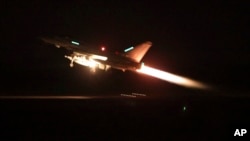Një avion luftarak amerikan duke kryer sulme ndaj Huthëve në Detin e Kuq. Fotografi nga arkivi. 